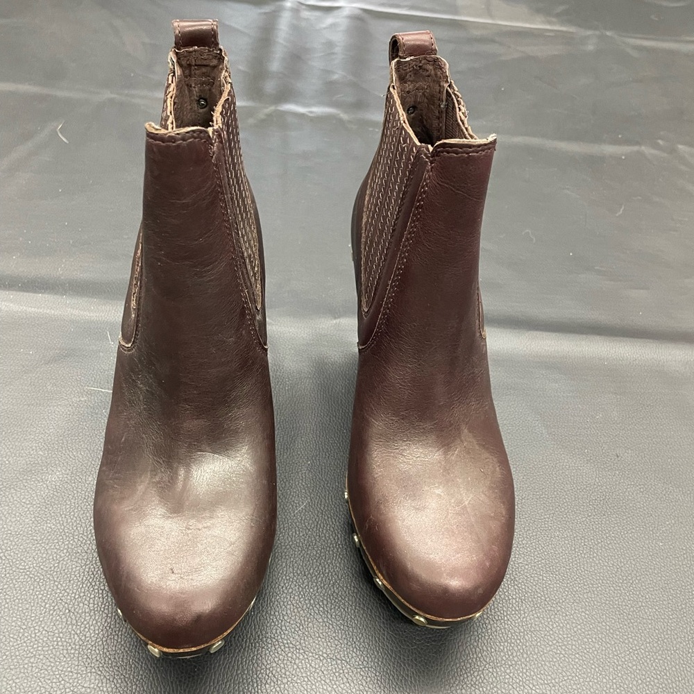 BNWOT low boots with heel from Ugg